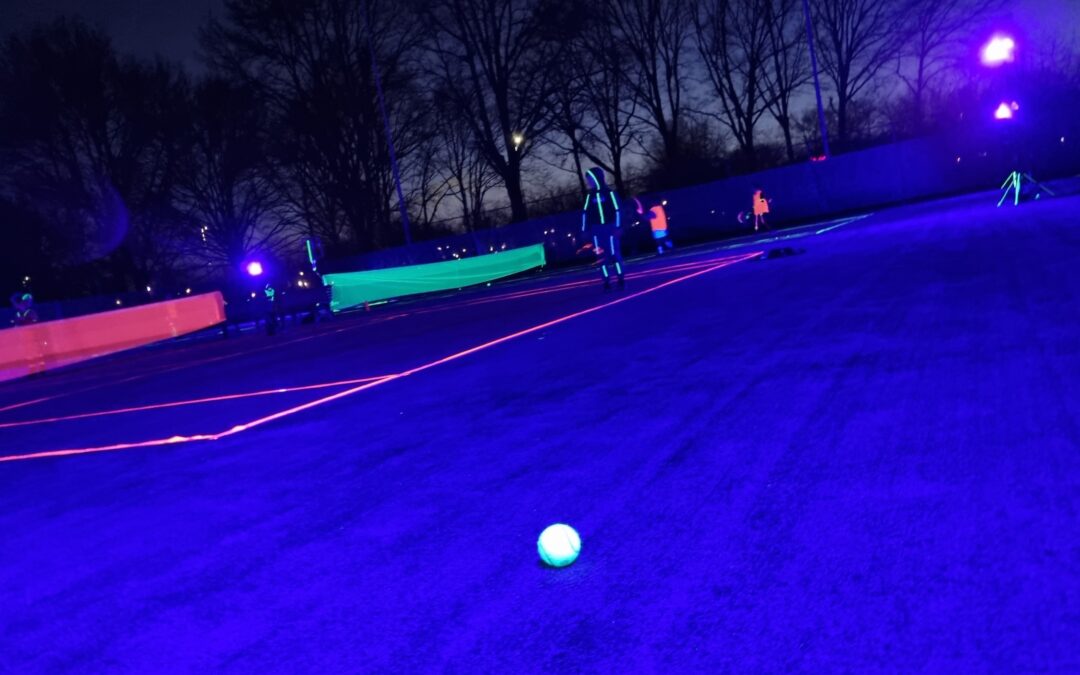 Glow in de Dark Tennis: UV-tape Plakken op Verschillende Ondergronden